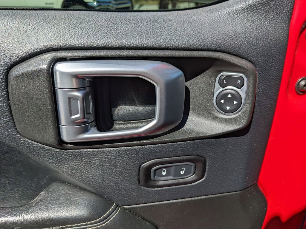 Used 2019 Jeep Wrangler Unlimited Sahara w/ Dual Top Group AWD/4WD image 17