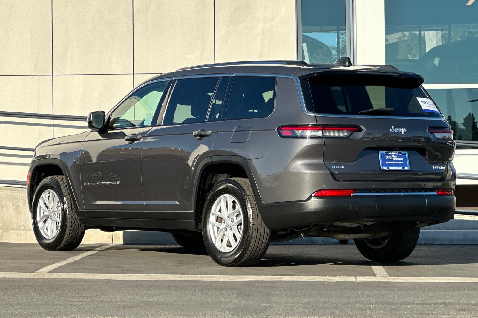 Used 2024 Jeep Grand Cherokee L Laredo image 5