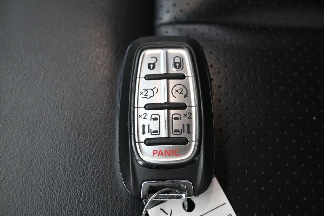 Used 2023 Chrysler Pacifica Touring-L FWD image 27