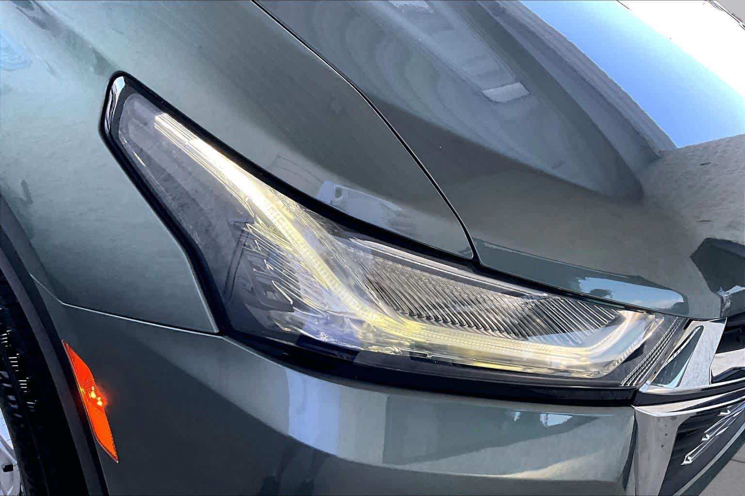 Used 2022 Chevrolet Traverse LT FWD image 26