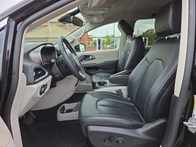 Used 2024 Chrysler Pacifica Touring-L FWD image 10