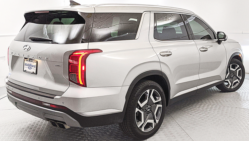 Used 2024 Hyundai Palisade SEL w/ Premium Package AWD/4WD image 3