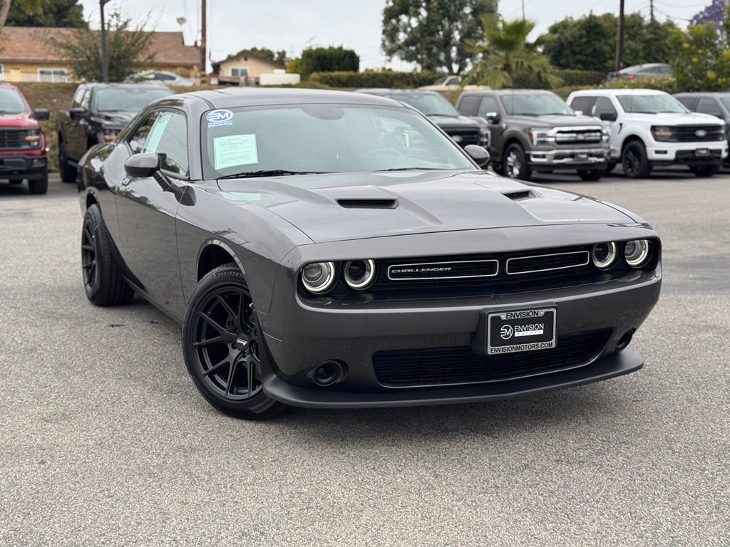 Used 2017 Dodge Challenger SXT RWD image 2