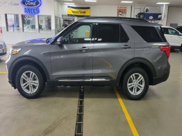 Certified 2023 Ford Explorer XLT w/ Equipment Group 202A AWD/4WD image 2