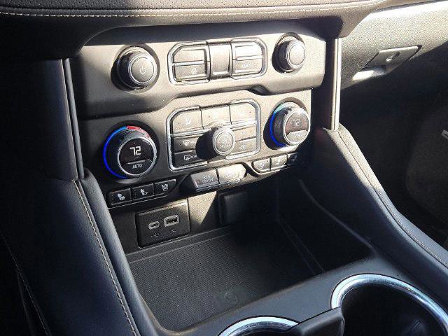 Used 2024 Chevrolet Suburban Premier image 25