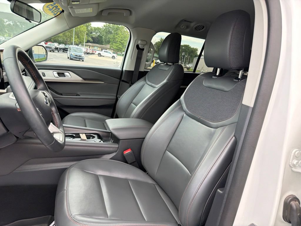 Certified 2025 Ford Explorer Active w/ Active Comfort Package AWD/4WD image 12