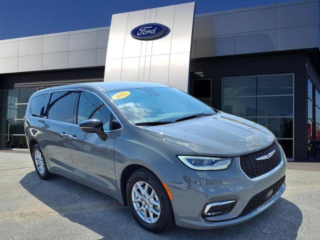 Used 2025 Chrysler Pacifica Select