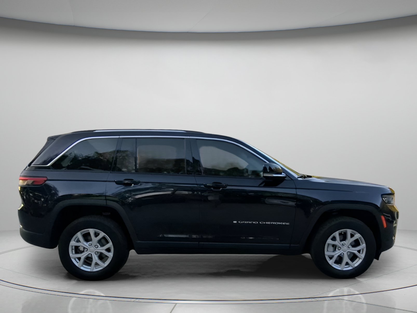 Used 2023 Jeep Grand Cherokee Limited w/ Luxury Tech Group II AWD/4WD image 32
