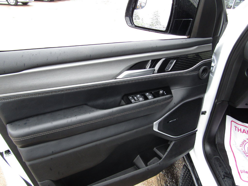 Used 2025 Jeep Wagoneer L Series II AWD/4WD image 26