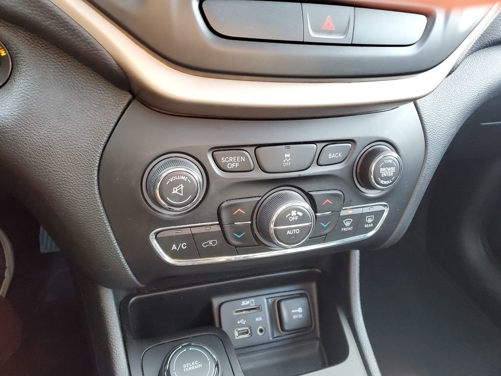 Used 2016 Jeep Cherokee Limited image 24