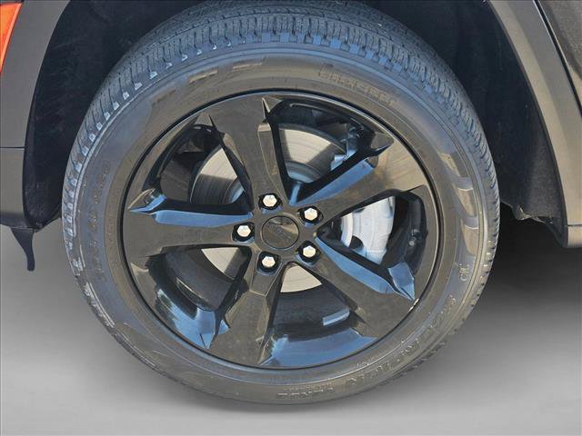 Used 2023 Jeep Grand Cherokee Limited w/ Black Appearance Package AWD/4WD image 26