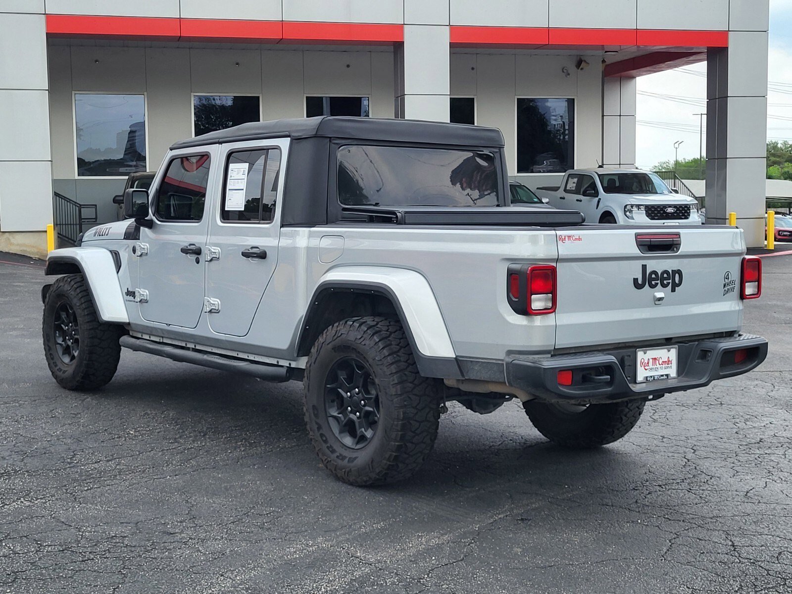 Used 2023 Jeep Gladiator Willys AWD/4WD image 6