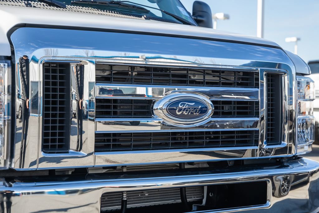 Certified 2023 Ford E-450 and Econoline 450 Super Duty w/ Power Windows & Locks Group RWD image 7