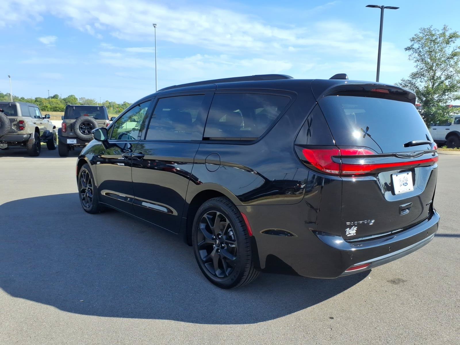 Used 2025 Chrysler Pacifica Limited FWD image 5