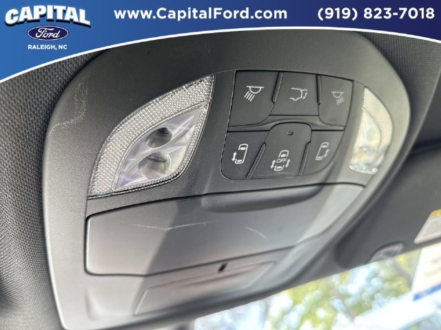 Used 2025 Chrysler Pacifica Select FWD image 32