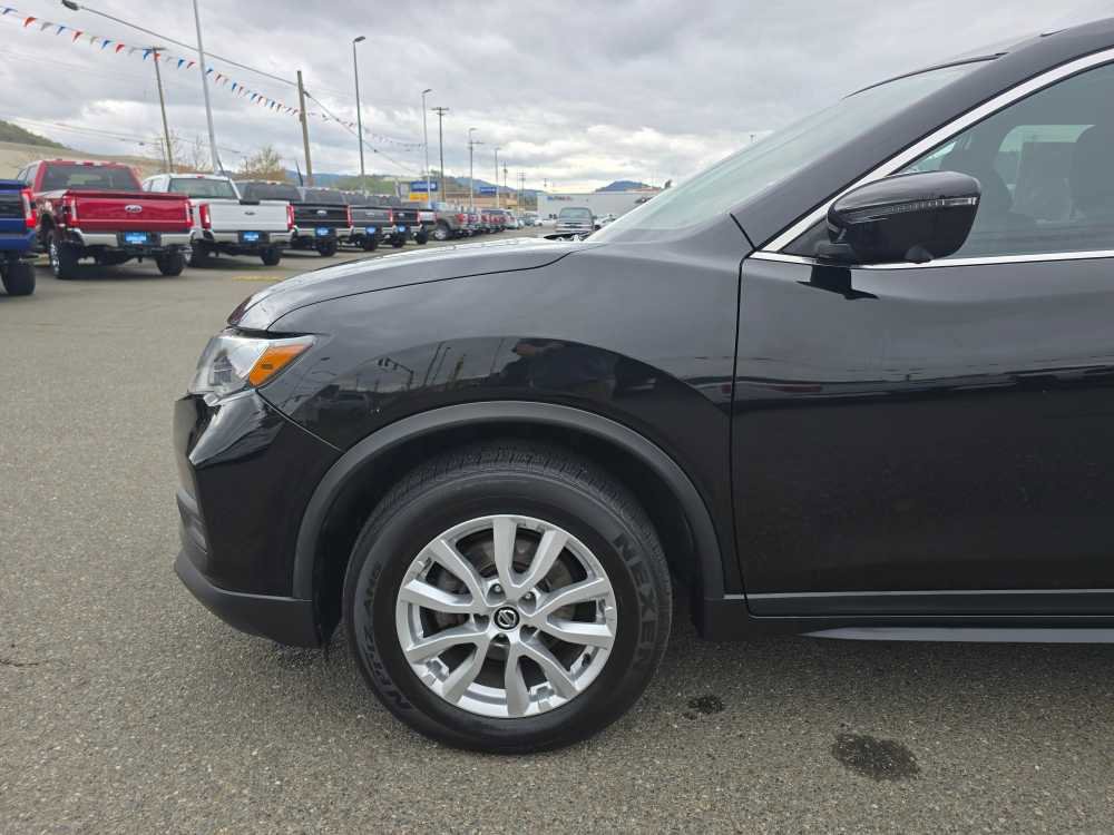 Used 2017 Nissan Rogue SV w/ SV Premium Package image 18