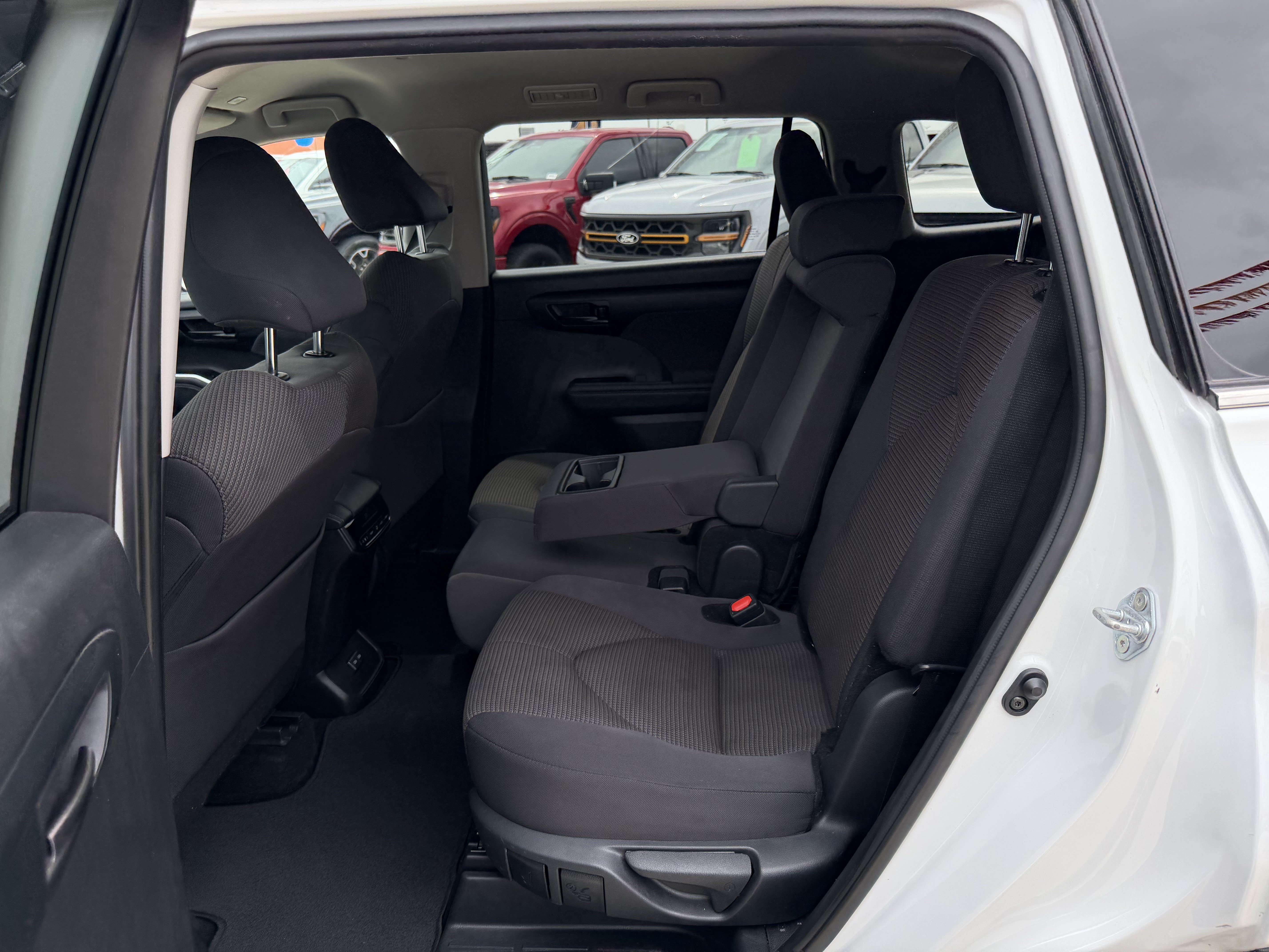 Used 2025 Toyota Highlander LE FWD image 14