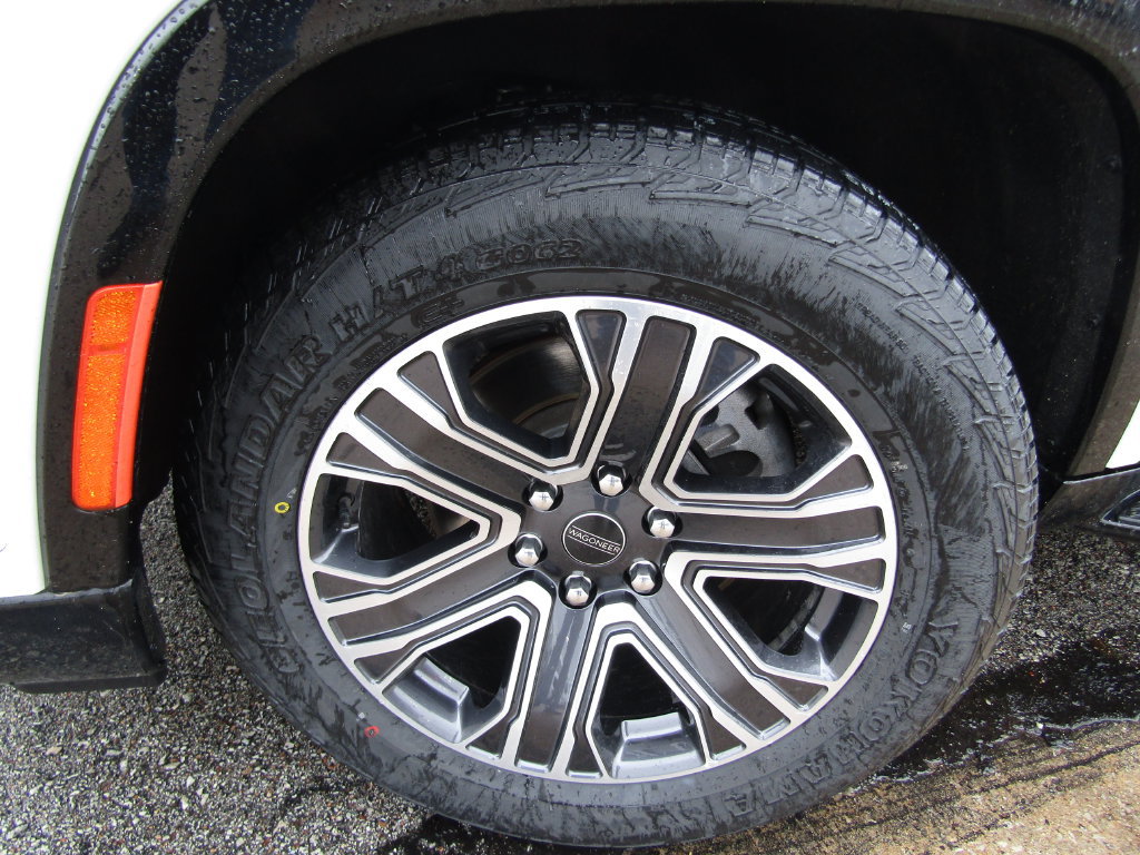 Used 2025 Jeep Wagoneer L Series II AWD/4WD image 33