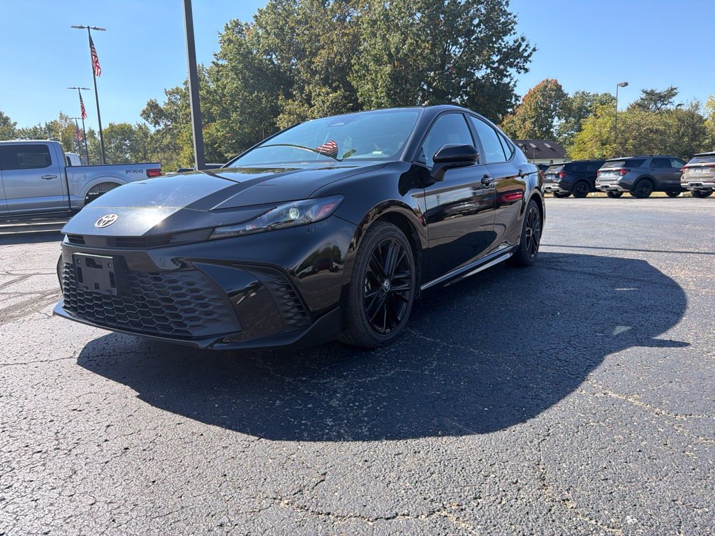 Used 2025 Toyota Camry SE FWD image 2