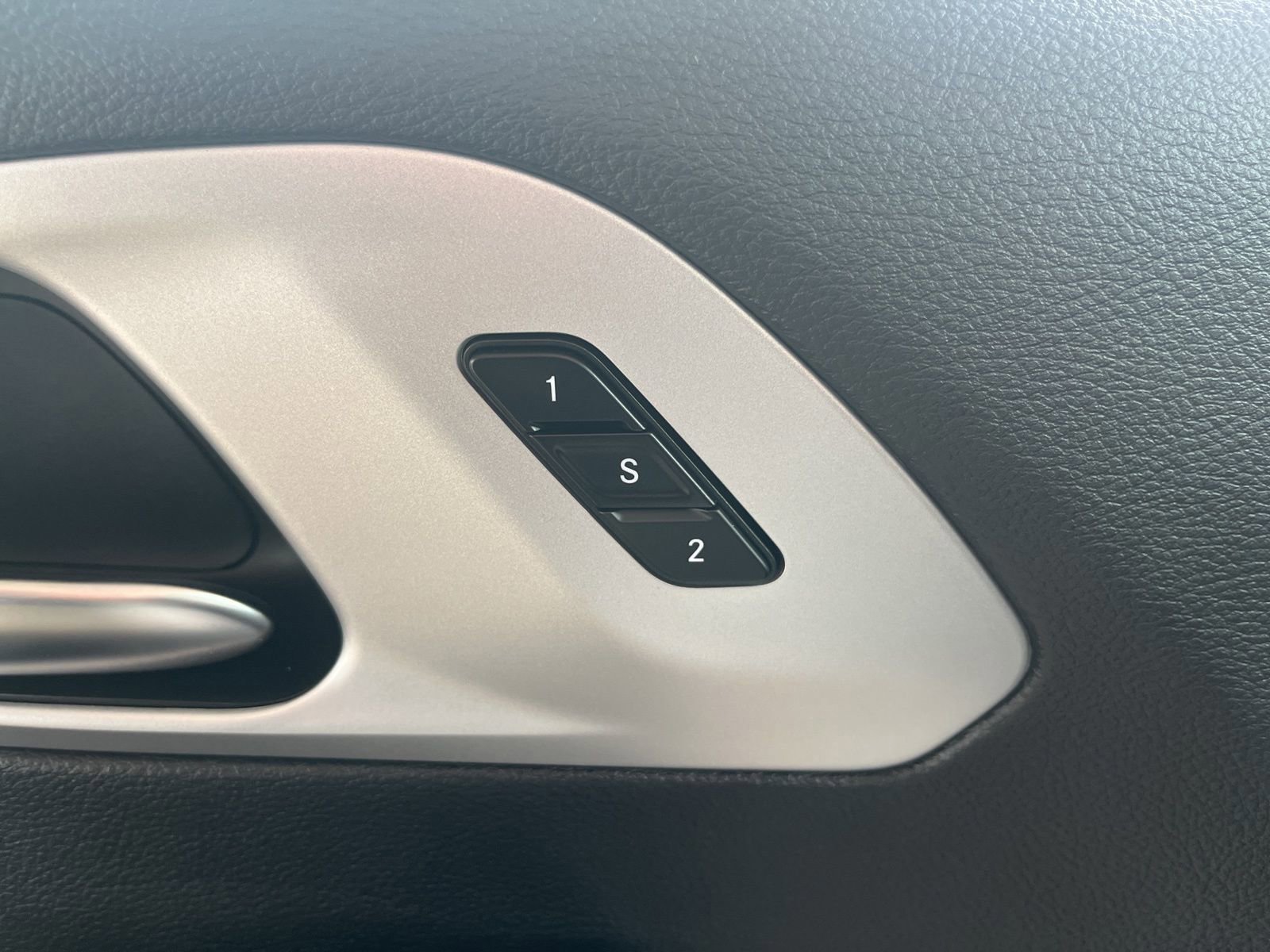 Used 2025 Chrysler Pacifica Limited image 17