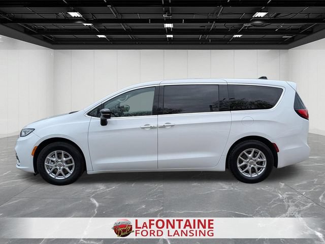 Used 2024 Chrysler Pacifica Touring-L FWD image 2
