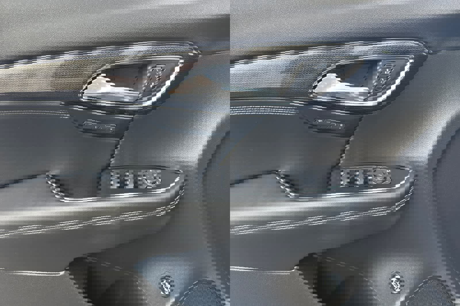 Used 2023 Buick Envision Essence image 12