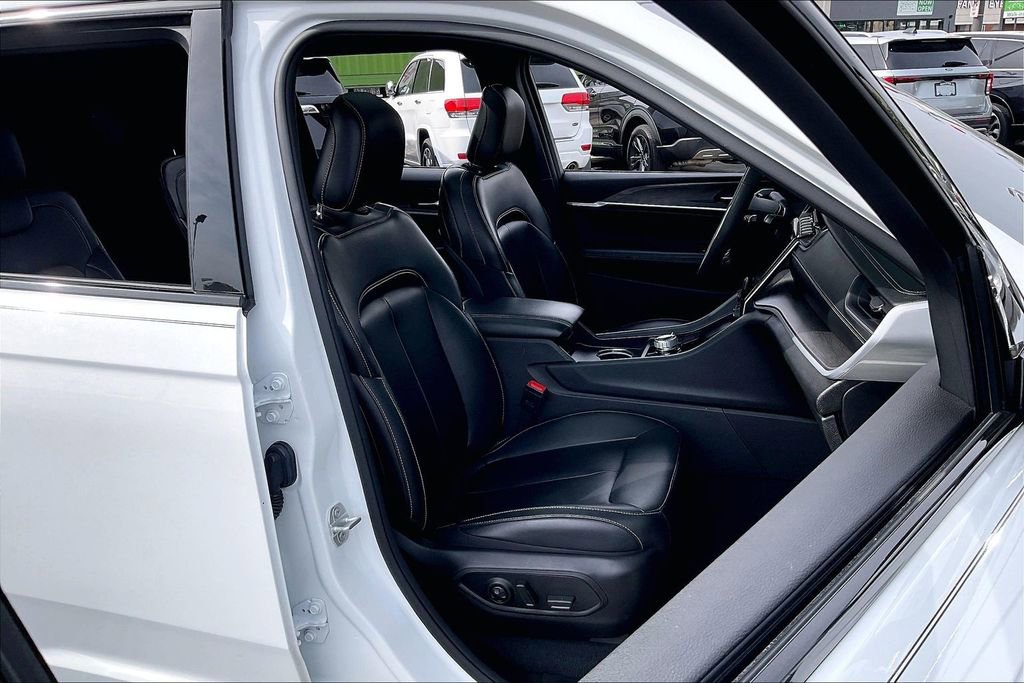 Used 2024 Jeep Grand Cherokee L Limited w/ Black Appearance Package AWD/4WD image 6