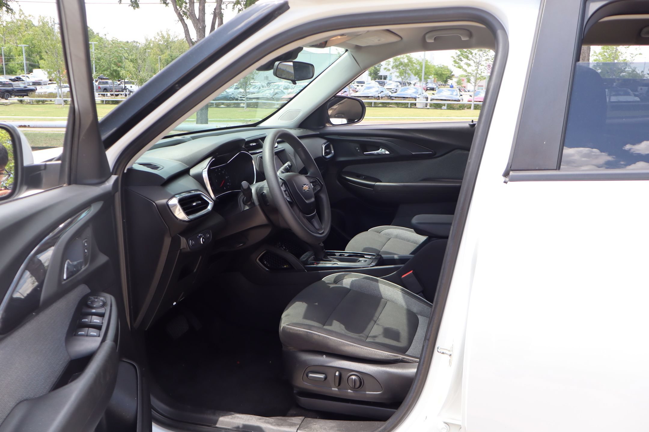 Used 2023 Chevrolet TrailBlazer LT FWD image 24