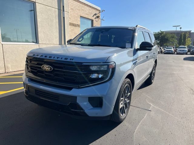 Certified 2025 Ford Expedition Platinum w/ Stealth Performance Package AWD/4WD image 4