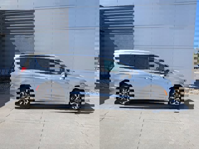 Used 2023 Chrysler Pacifica Touring-L image 6