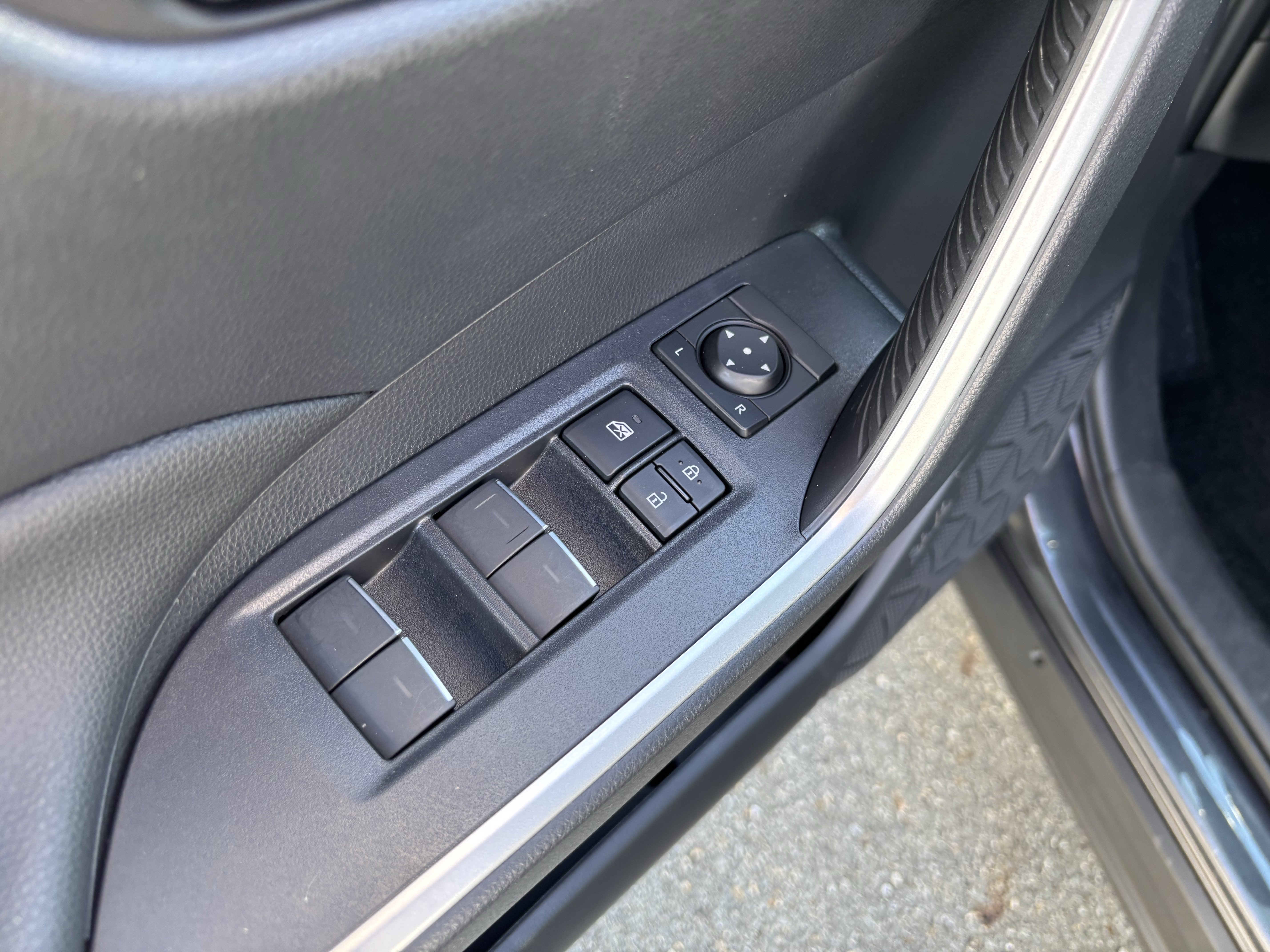 Used 2025 Toyota RAV4 XLE AWD/4WD image 14