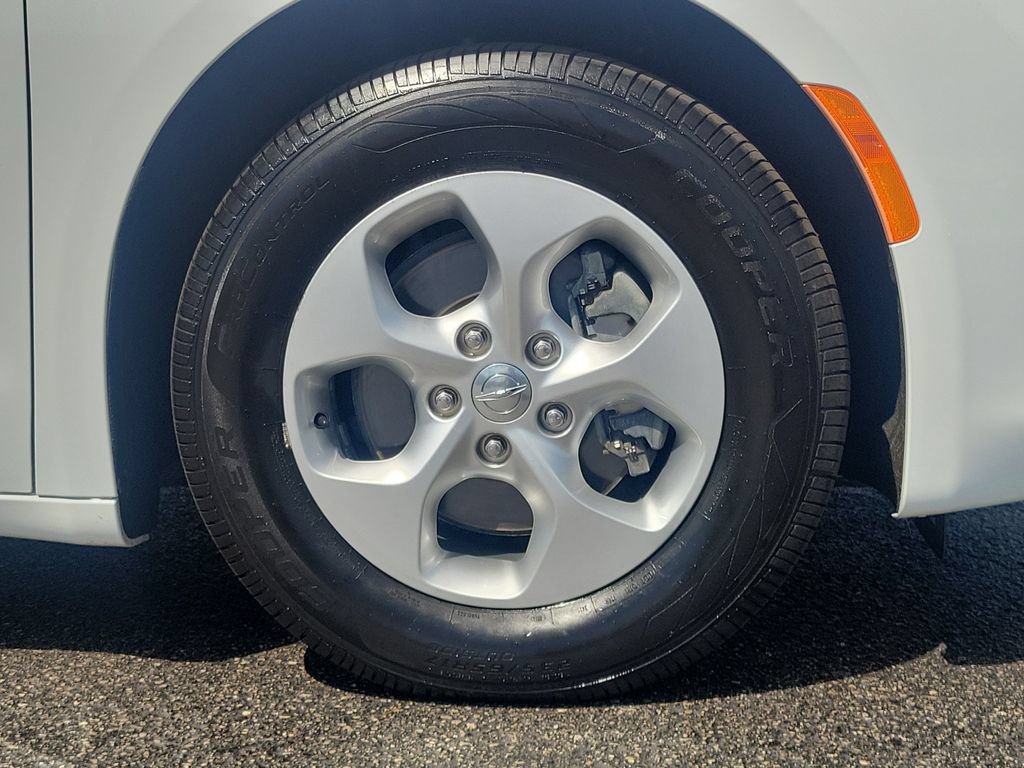 Used 2017 Chrysler Pacifica LX w/ Tire & Wheel Group FWD image 9