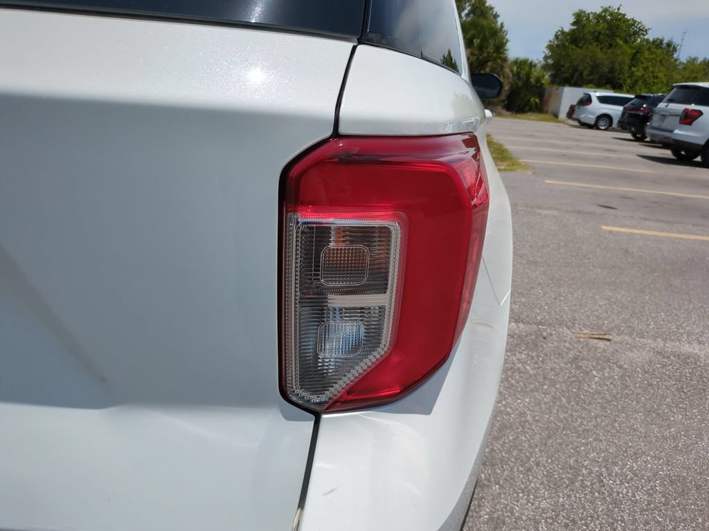 Certified 2021 Ford Explorer XLT w/ Equipment Group 202A RWD image 12