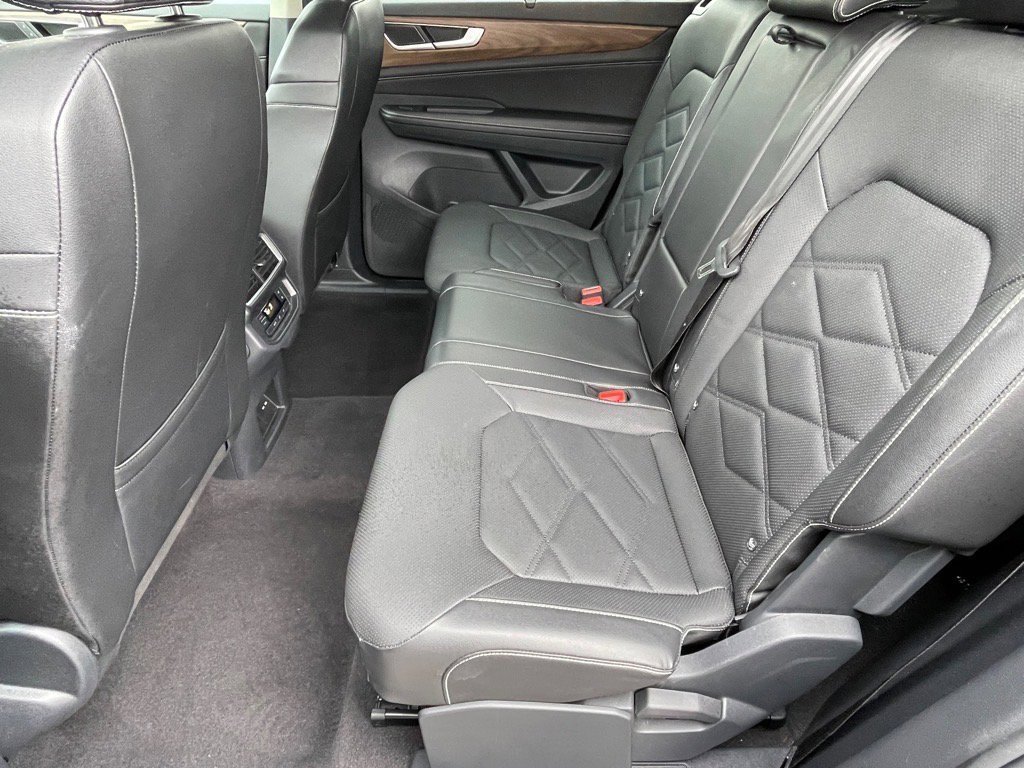 Used 2025 Volkswagen Atlas SE image 14