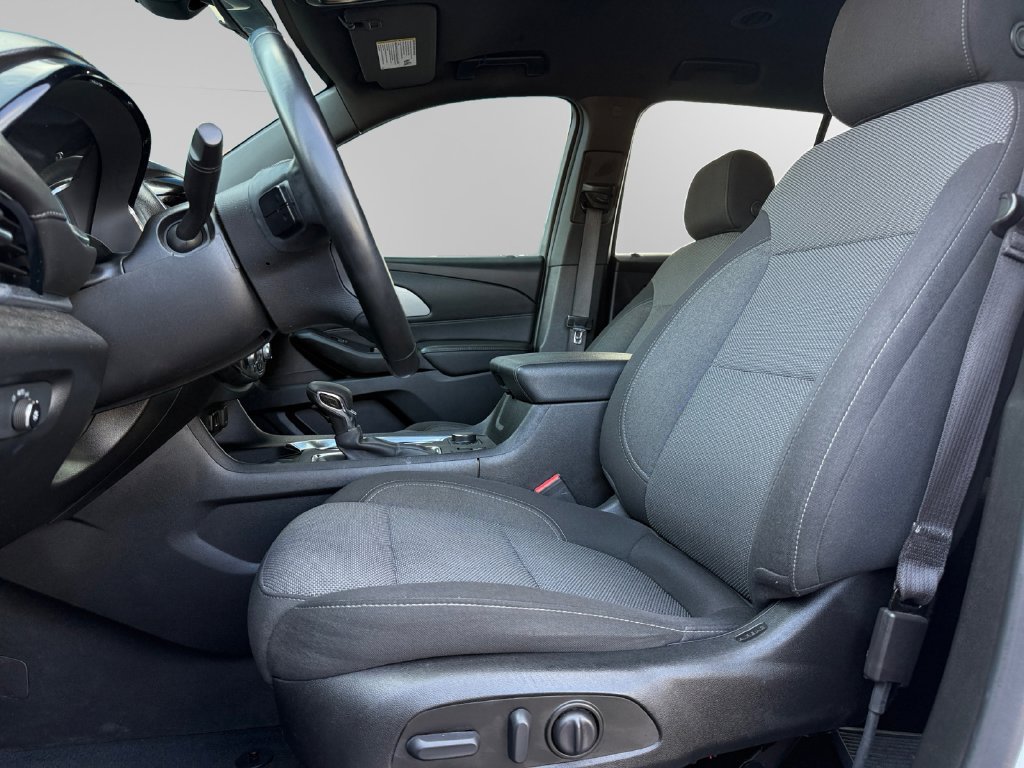 Used 2023 Chevrolet Traverse LT FWD image 9
