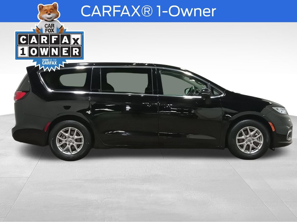 Used 2024 Chrysler Pacifica Touring-L FWD image 2