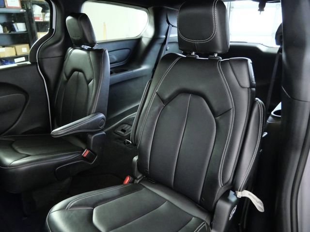 Used 2025 Chrysler Pacifica Select image 15