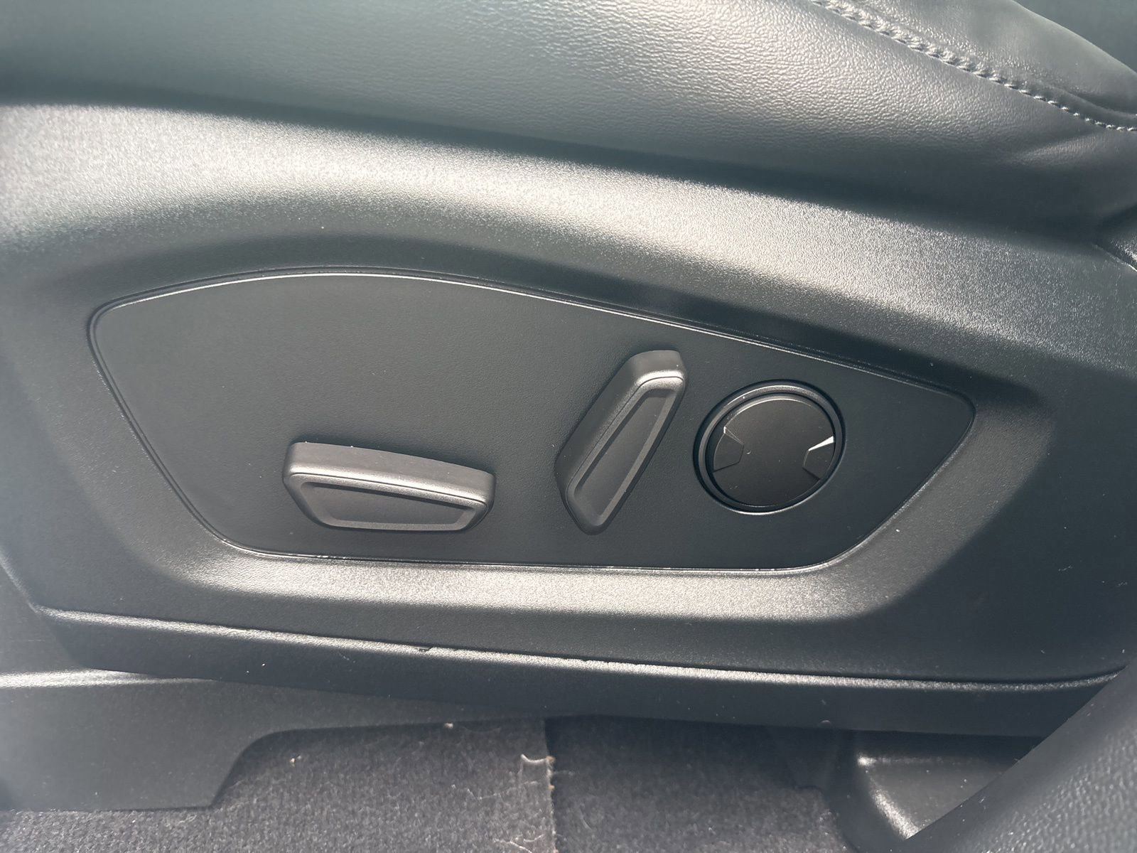 Certified 2022 Ford Explorer XLT w/ Equipment Group 202A image 29