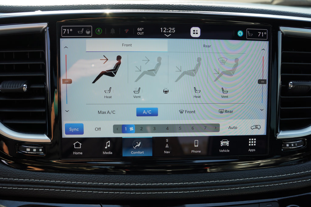 Used 2025 Chrysler Pacifica Limited FWD image 25