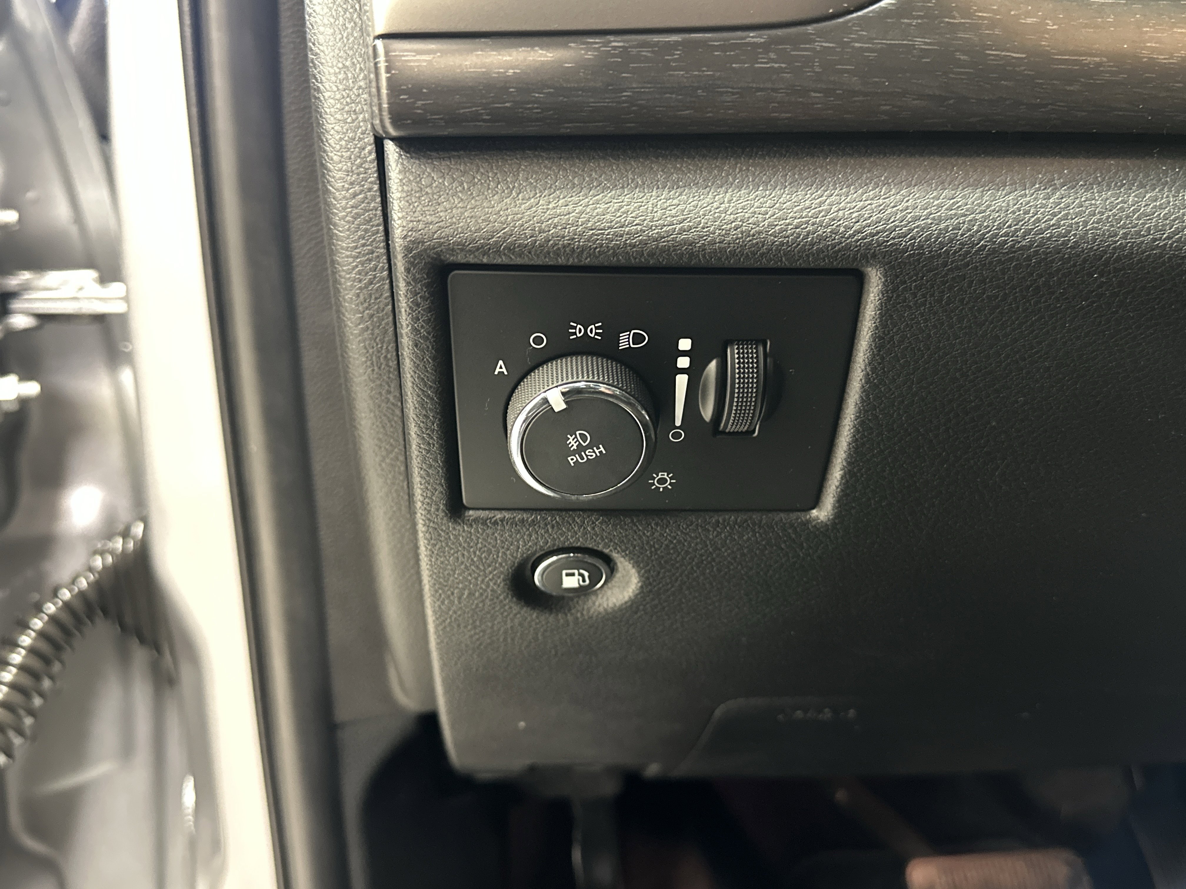 Used 2018 Jeep Grand Cherokee Altitude image 20