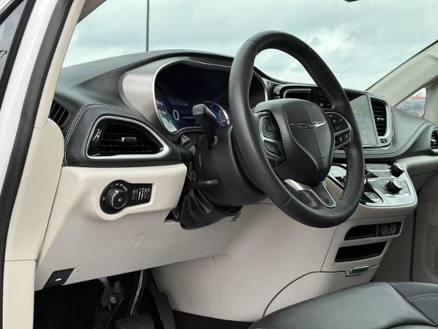 Used 2024 Chrysler Pacifica Limited FWD image 13