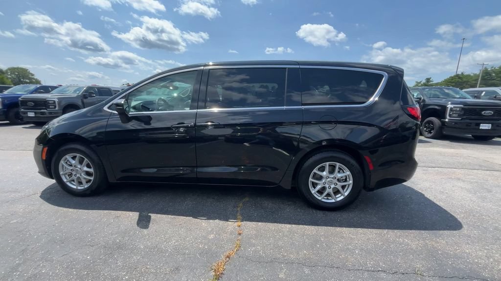 Used 2023 Chrysler Pacifica Touring-L FWD image 15