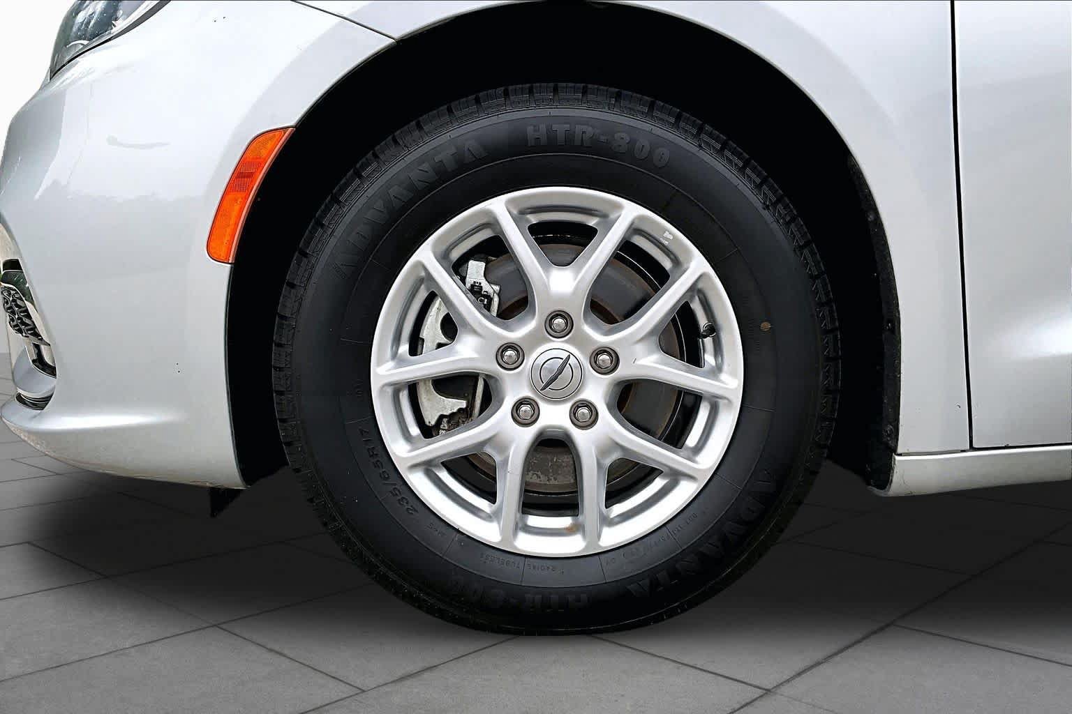 Used 2023 Chrysler Pacifica Touring-L FWD image 11