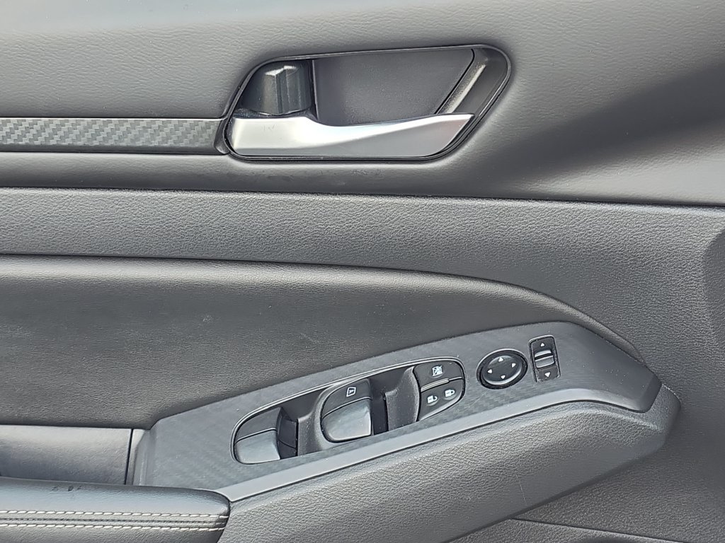 Used 2024 Nissan Altima 2.5 SV FWD image 25