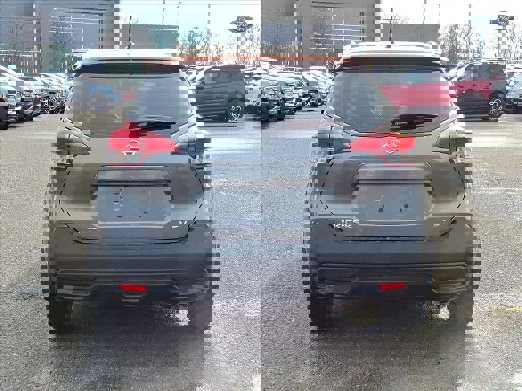 Used 2018 Nissan Kicks SV image 3