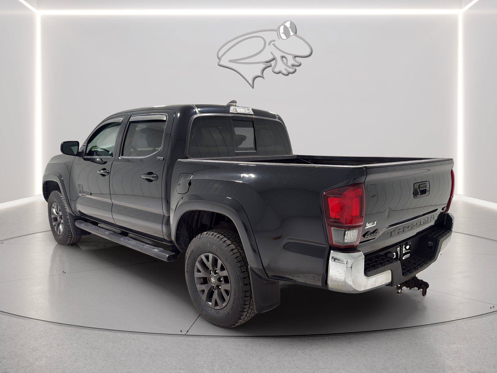 Used 2020 Toyota Tacoma SR5 AWD/4WD image 3