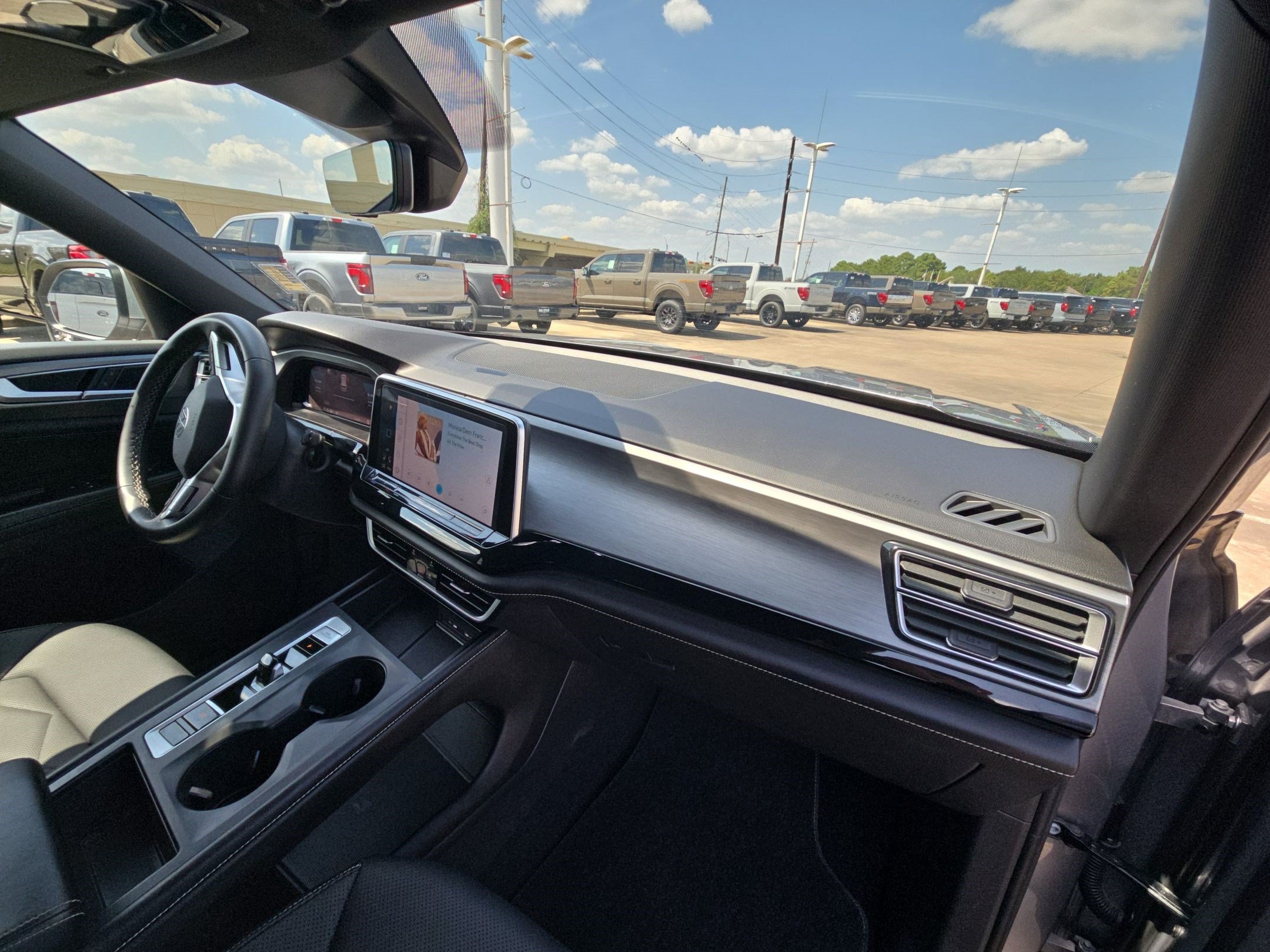Used 2024 Volkswagen Atlas Cross Sport SE FWD image 32