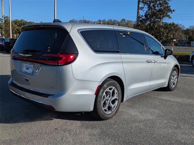 Used 2024 Chrysler Pacifica Limited image 5