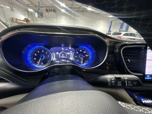 Used 2022 Chrysler Pacifica Limited AWD/4WD image 14
