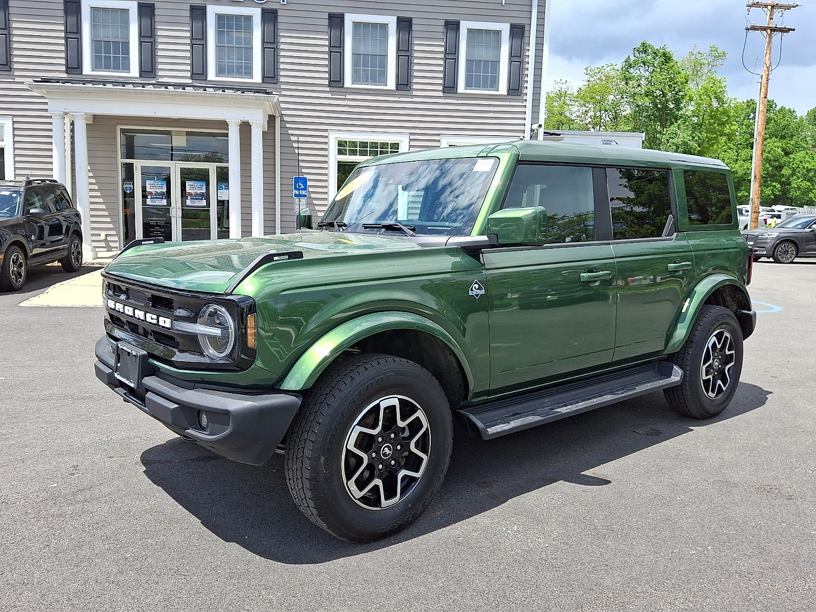 Certified 2025 Ford Bronco Outer Banks AWD/4WD image 1